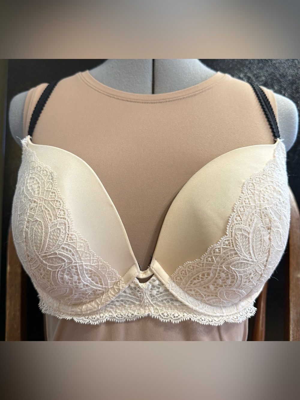Victoria’s Secret Very Sexy Push Up Bra 38C Ivory Lace Black Strappy Back